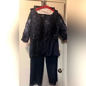 3pc mother of the bride/groom pant suit 
Size 14
New with tags